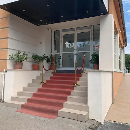 Only 15 Minutes To Center, Free Parking&breakfast Hotel