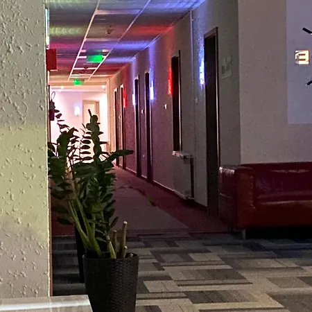Hotel Only 15 Minutes To Center, Free Parking&breakfast