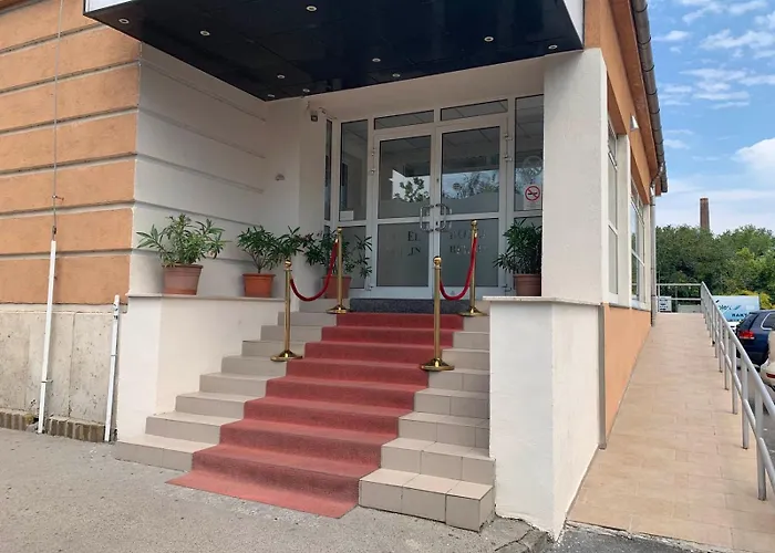 Only 15 Minutes To Center, Free Parking&breakfast Hotel